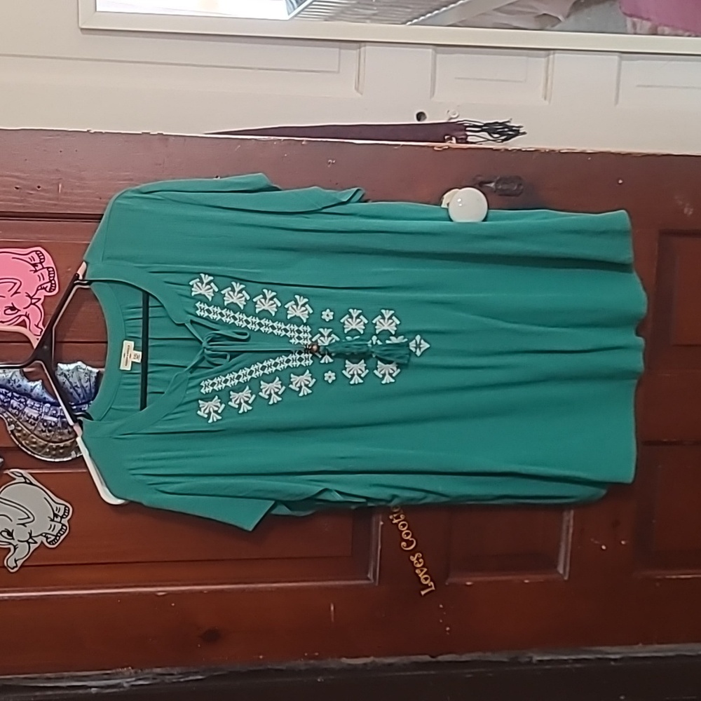 Top - Embroidered with flutter sleeve - Picture 6 of 6